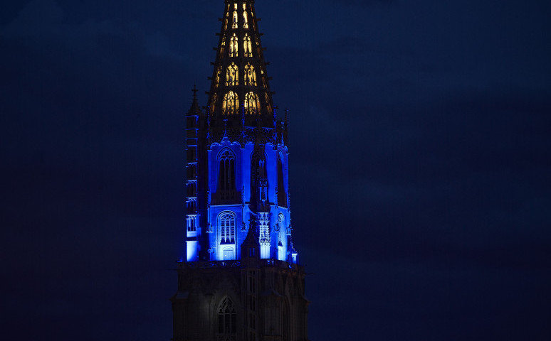 das Berner Münster stimmungsvoll illuminiert im Rahmen des Europatags