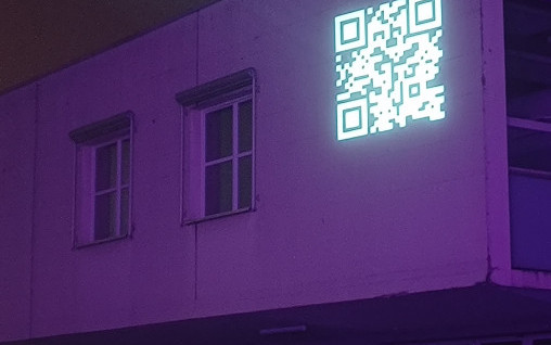 Projektion QR-Code an Fassade