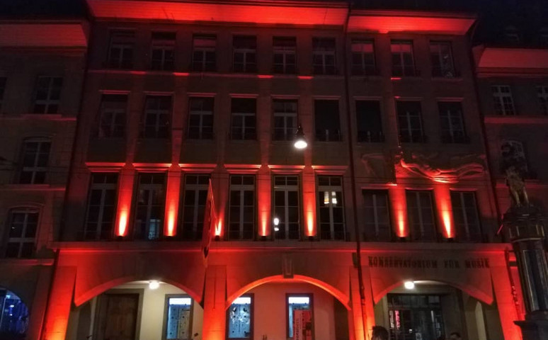 die erleuchtete Fassade des Konsi in Bern