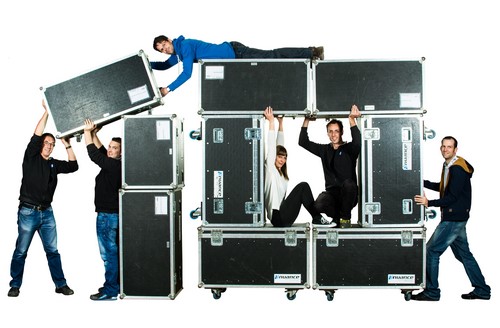 Crew und Flight-Cases: Zum Finale die berühmten Kisten und die nuance-Crew auf dem Jubiläums-Teamfoto.